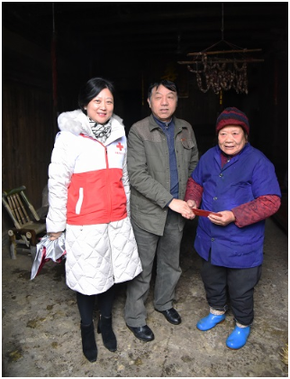 走訪慰問(wèn)貧困戶  親切關(guān)懷暖人心